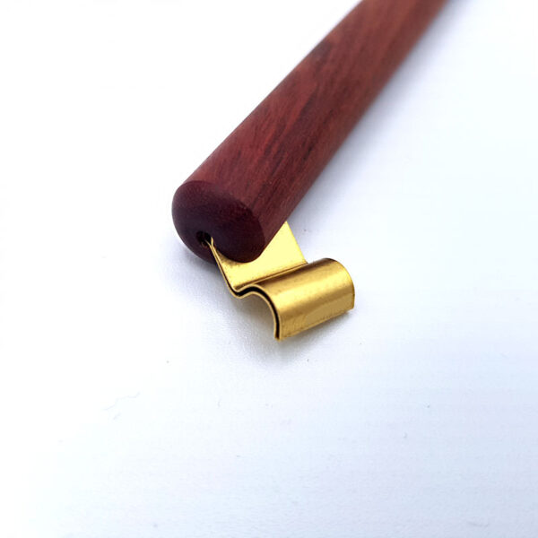Porte-plume oblique en bois – Image 2